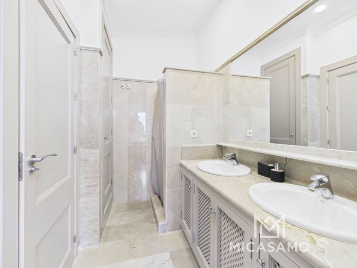 Image No.14-4 Bed Townhouse for sale