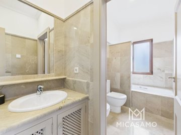 12958lightfilledtownhousewithprivatepoolandou