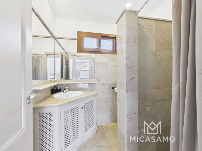 Image No.17-4 Bed Townhouse for sale