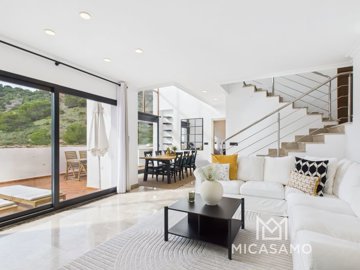 12958lightfilledtownhousewithprivatepoolandou