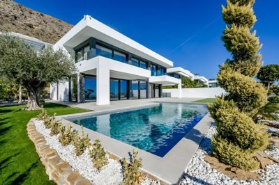 8 Bed Villa for sale
