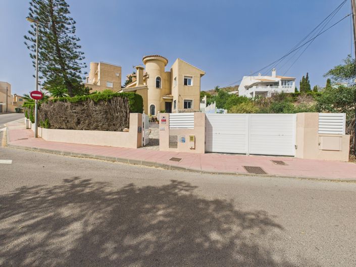 Image No.1-5 Bed Villa for sale