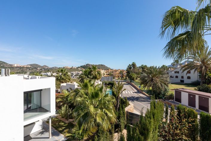 Image No.1-4 Bed Villa for sale