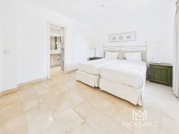 9706elevatedlivingwithstunningmountainviews04