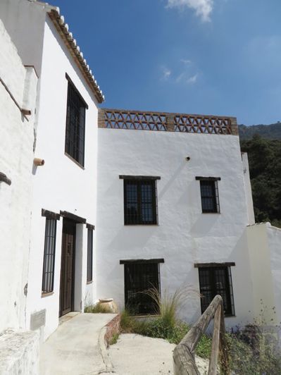 Image No.1-9 Bed Townhouse for sale