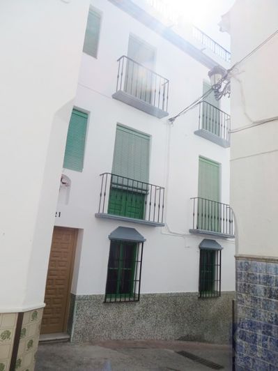 Image No.1-6 Bed Townhouse for sale