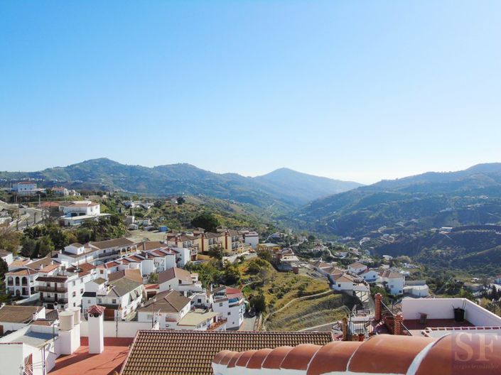 Image No.12-3 Bed Townhouse for sale