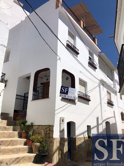 Image No.1-4 Bed Townhouse for sale