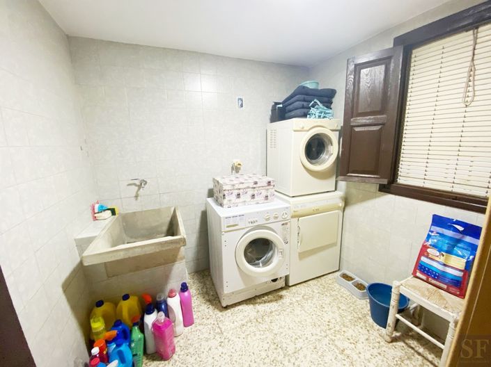 Image No.12-5 Bed Townhouse for sale