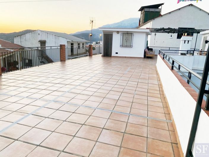 Image No.14-5 Bed Townhouse for sale