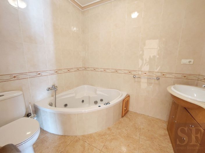 Image No.14-4 Bed Townhouse for sale