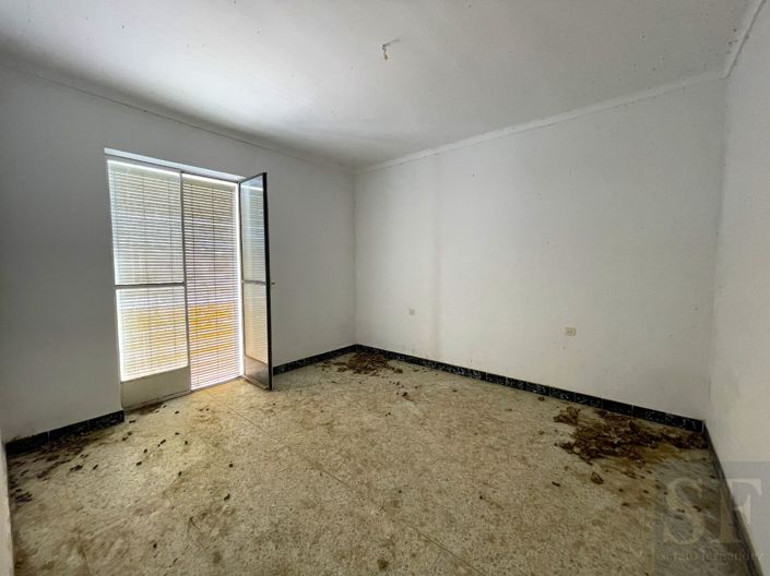 Image No.12-18 Bed Townhouse for sale