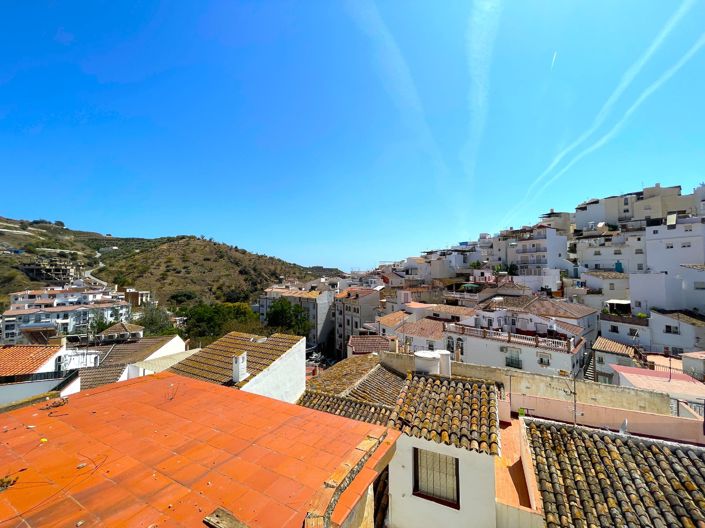 Image No.19-18 Bed Townhouse for sale