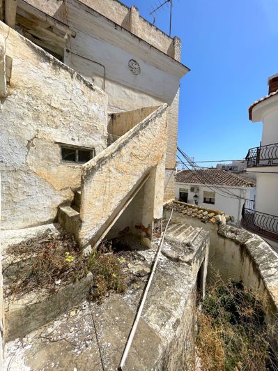 Image No.4-18 Bed Townhouse for sale