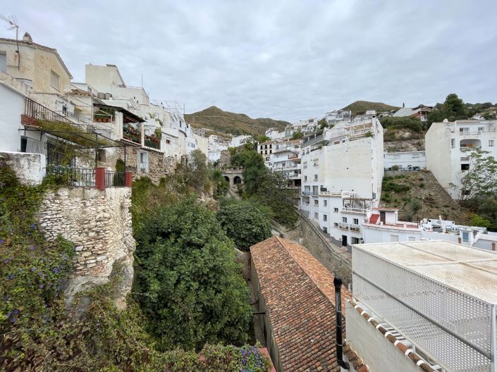 Image No.12-2 Bed Townhouse for sale