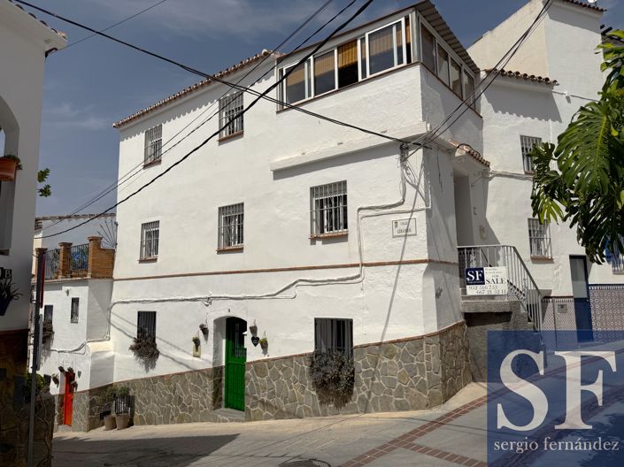Image No.20-3 Bed Townhouse for sale