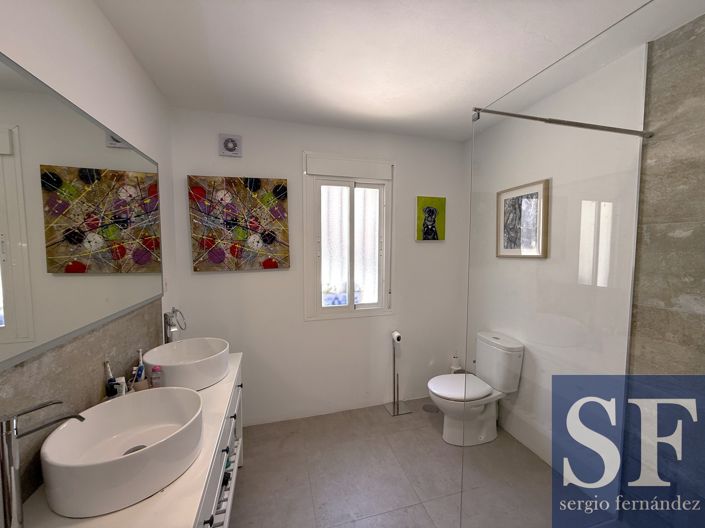 Image No.12-4 Bed Townhouse for sale