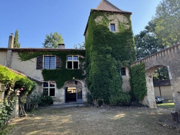 1 - Auch, Property