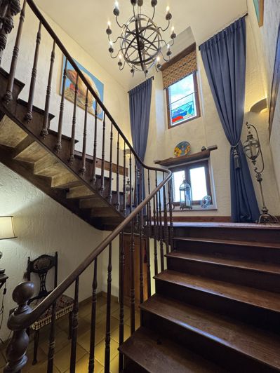 Image No.9-6 Bed House for sale