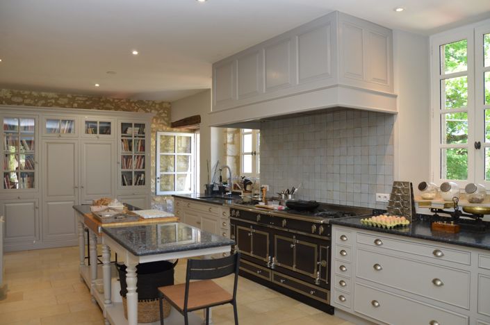 Image No.8-11 Bed Property for sale