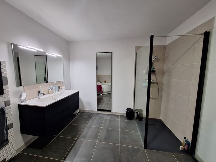 Image No.6-6 Bed House for sale