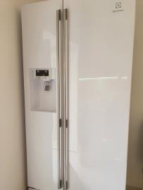 Fridge-and-freezer-with-ice-and-cold-water