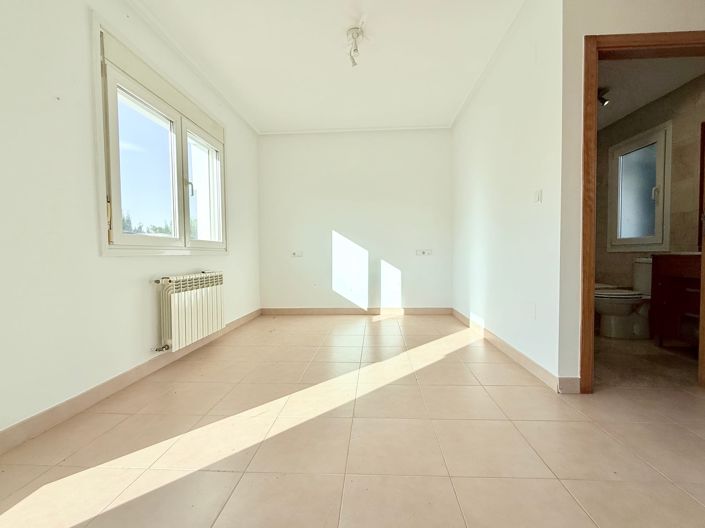 Image No.13-3 Bed Villa / Detached for sale