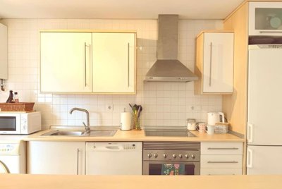 mar-menor-golf-resort-modern-kitchen-isla-gro