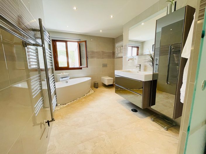 Image No.24-4 Bed Villa / Detached for sale