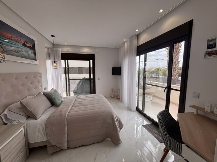 Image No.23-3 Bed Townhouse for sale