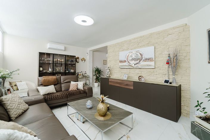 Image No.19-3 Bed Property for sale