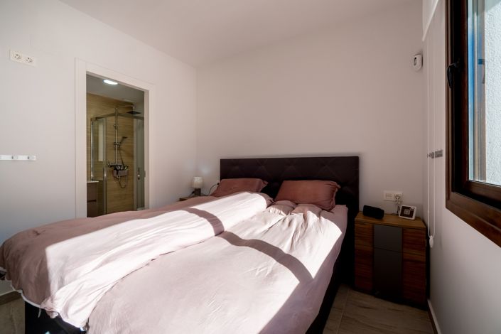Image No.17-2 Bed Property for sale