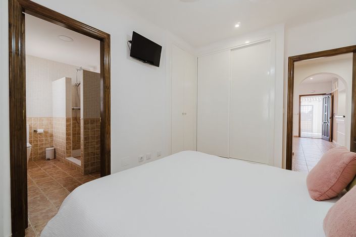 Image No.20-3 Bed Property for sale