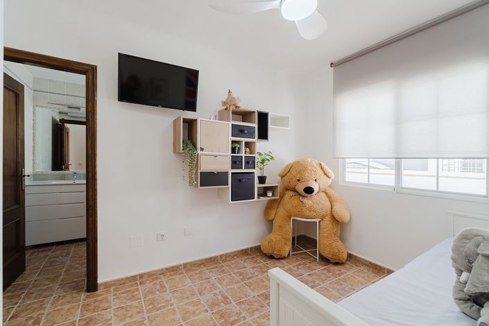 Image No.28-3 Bed Property for sale