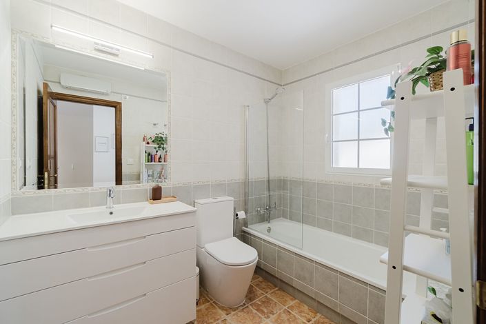 Image No.30-3 Bed Property for sale