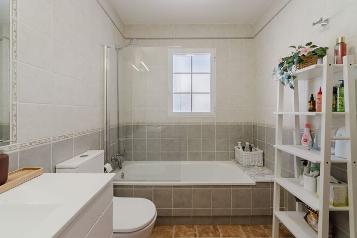Image No.31-3 Bed Property for sale
