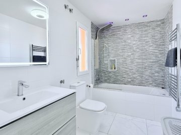 family-bathroom-hot-tub-bath-isla-grosa-villa