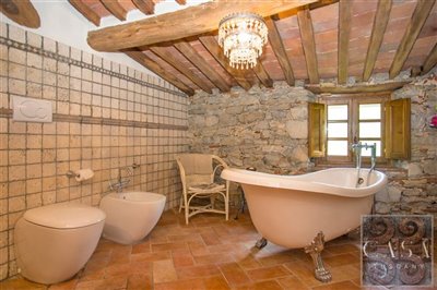 12-borgo-puccini-casa-grande-master-bathroom