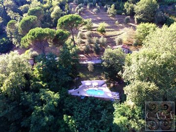 03-borgo-puccini-pool-from-above