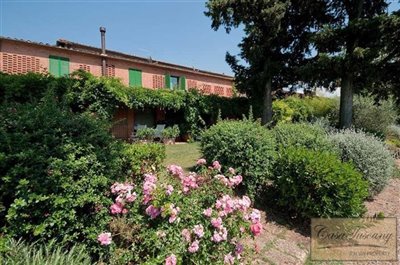 farmhouse-with-panoramic-pool-1