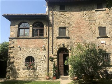 cortona-villa-with-chapel-vineyard-olives-6-1