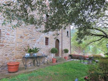 cortona-villa-with-chapel-vineyard-olives-19-