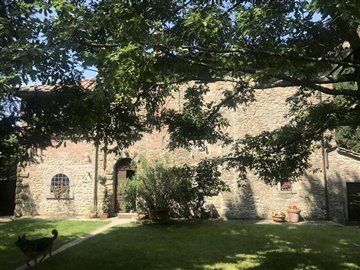 cortona-villa-with-chapel-vineyard-olives-12-