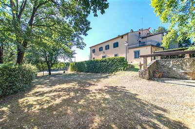 villa-for-sale-near-arezzo-26-1200