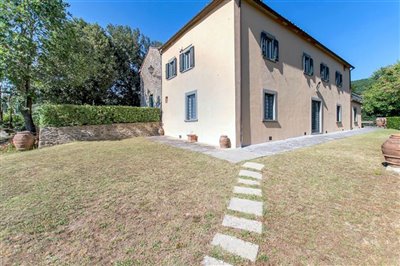 villa-for-sale-near-arezzo-21-1200