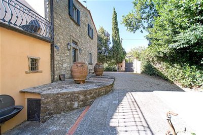 villa-for-sale-near-arezzo-20-1200