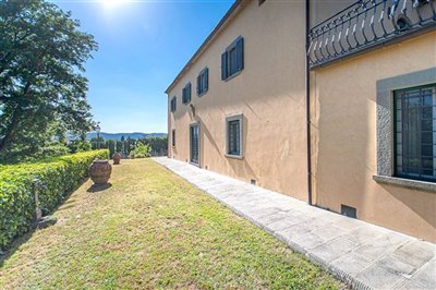villa-for-sale-near-arezzo-25-1200