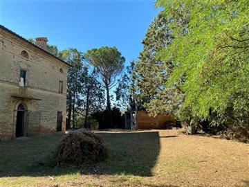 wonderful-umbrian-farmhouse-to-restore-22-120