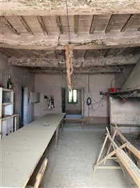 wonderful-umbrian-farmhouse-to-restore-26-120