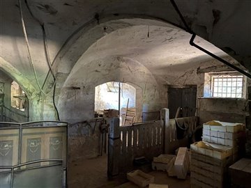 wonderful-umbrian-farmhouse-to-restore-14-120